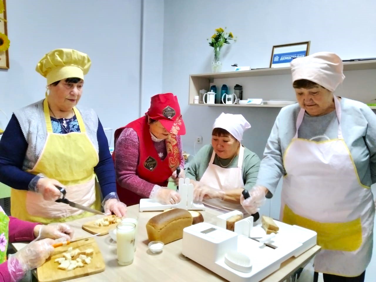 В Озинском районе бабушек учили печь блинчики