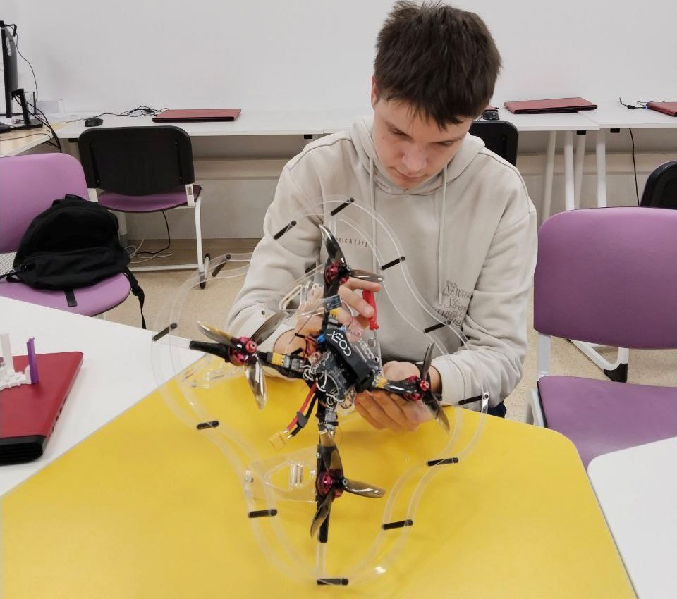 Саратовских школьников научат уверенно управлять дронами