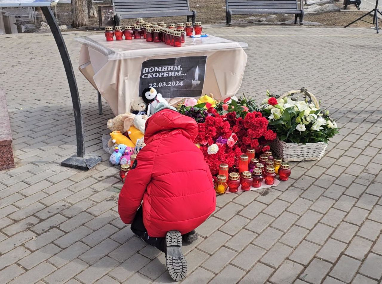 Саратовцы продолжают нести цветы на стихийные мемориалы в память о жертвах теракта