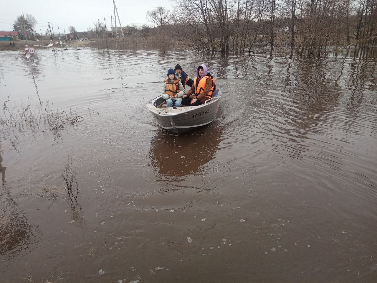 Из затопленного саратовского села на лодке эвакуировали подростка с высокой температурой