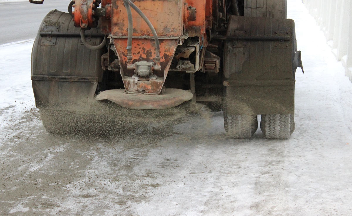 В Саратовской области дороги портили некачественной песко-соляной смесью