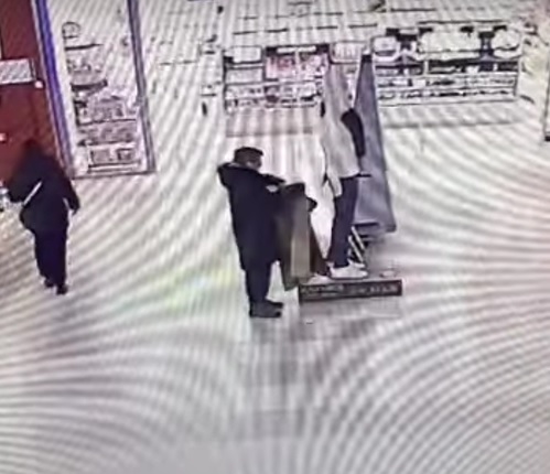 25-летний саратовчанин украл пальто в торговом центре