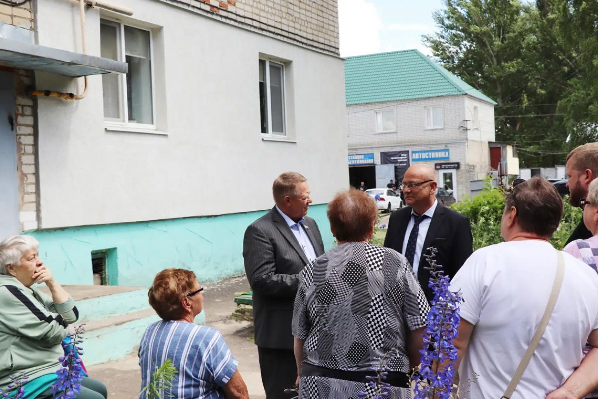 Николай Панков вместе с ртищевцами проверил работу управляющих компаний