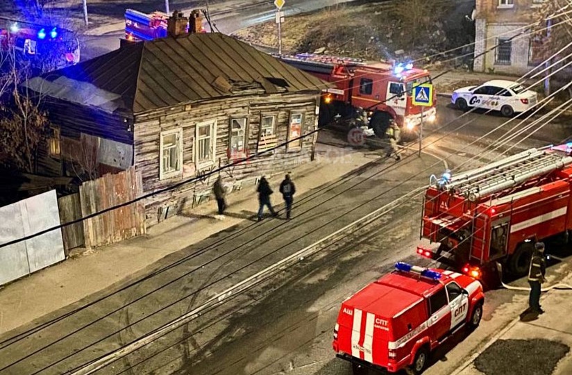 Из-за загорания проводки в саратовской многоэтажке вспыхнул пожар