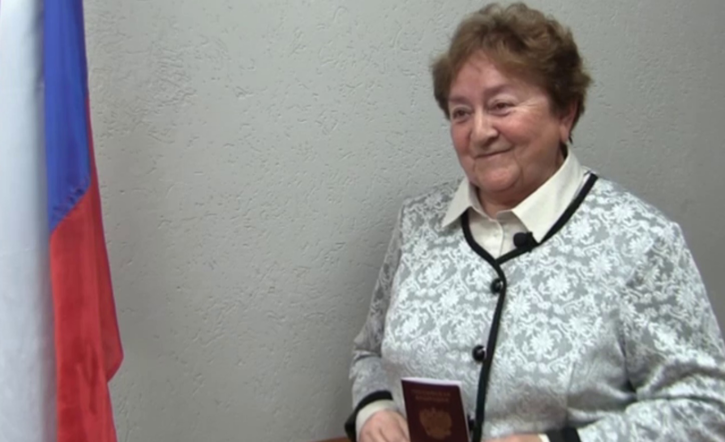 В Саратове вручили российский паспорт пенсионерке из Украины: её сыновья служат в ВС РФ