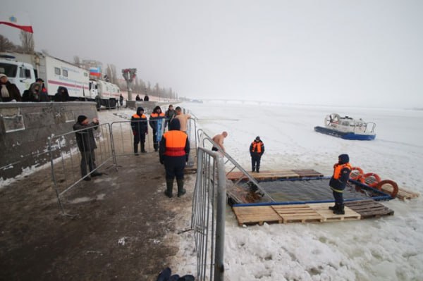 Охранять безопасность саратовцев во время Крещенских купаний будут 700 спасателей