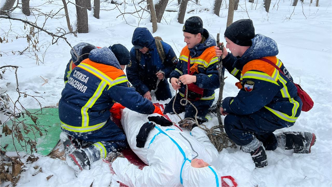 Саратовские спасатели искали заблудившихся в заснеженном лесу