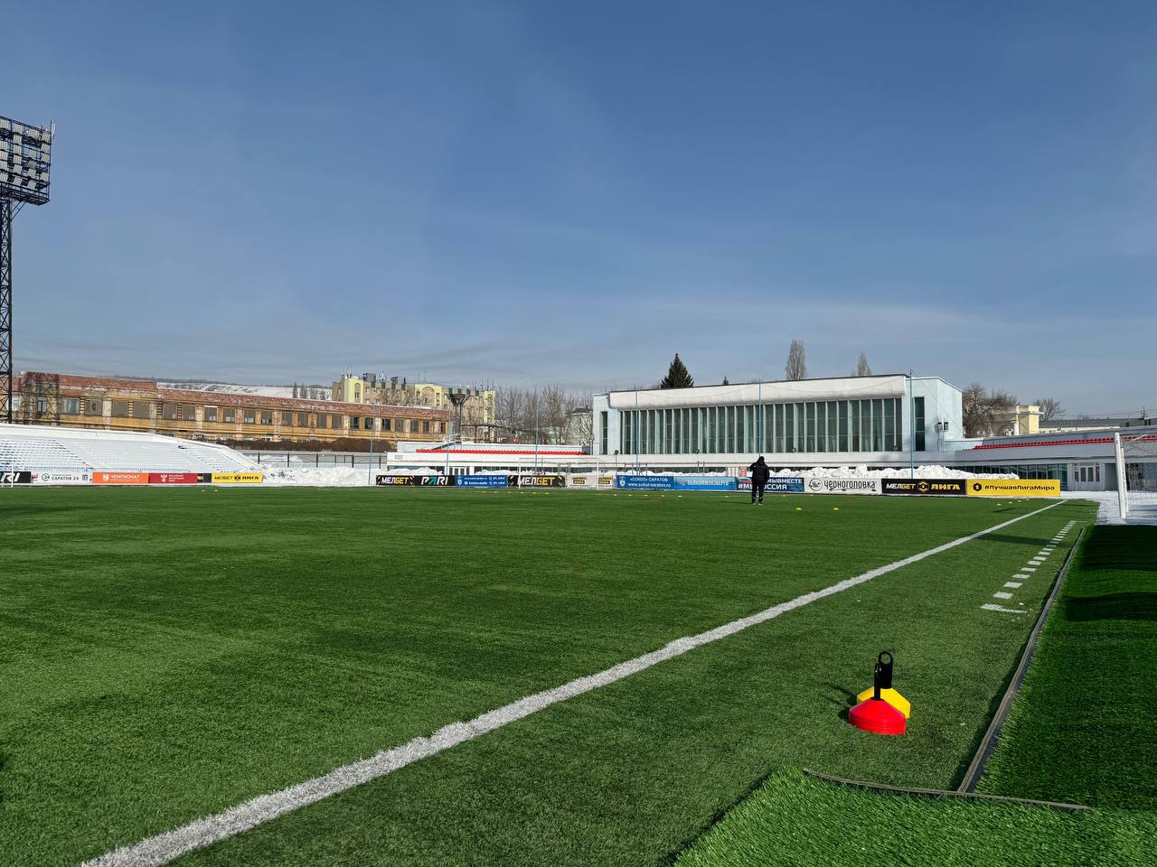 На стадионе «Локомотив» в Саратове заменят искусственное покрытие поля