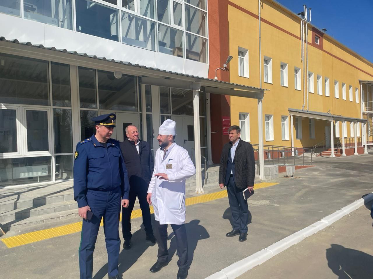 Реконструкция красноармейской районной больницы: прокурор Саратовской области посетил объект