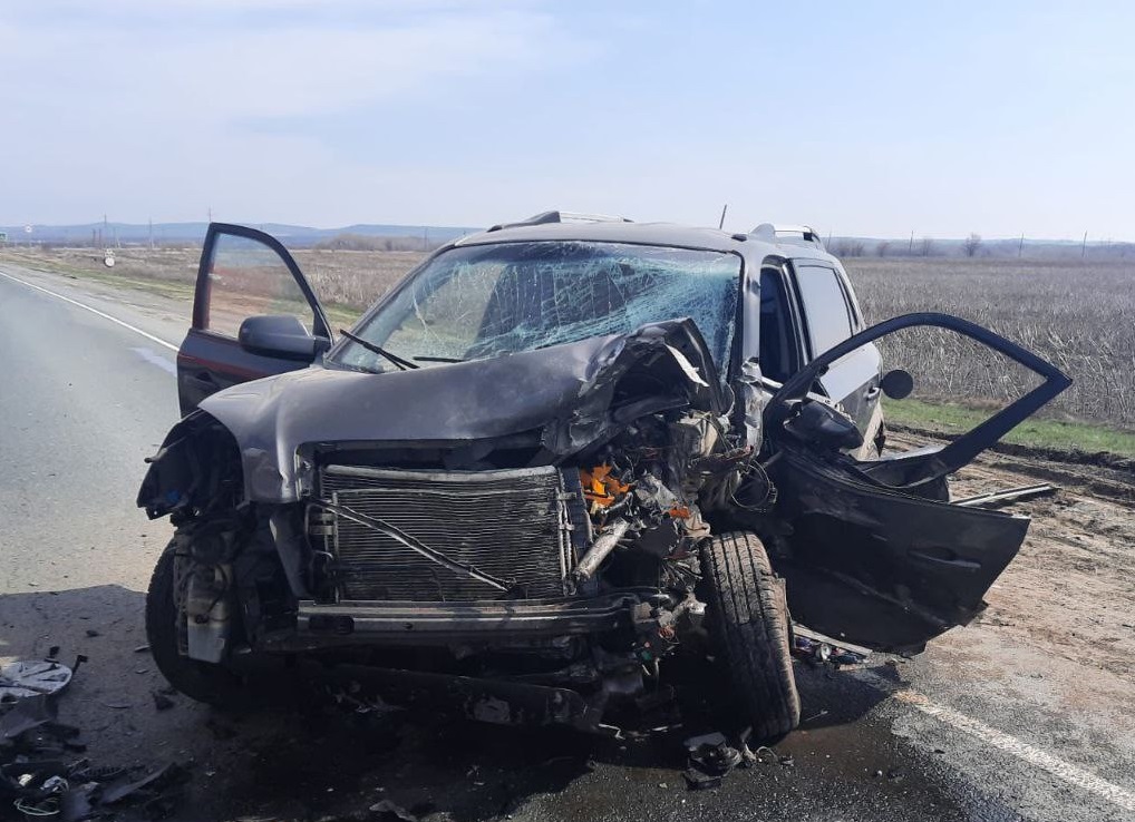 47-летний водитель Renault погиб при ДТП в Саратове
