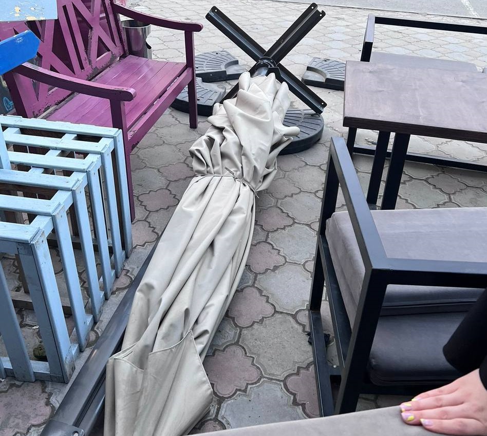 У саратовского кафе на двух девушек рухнул уличный зонт
