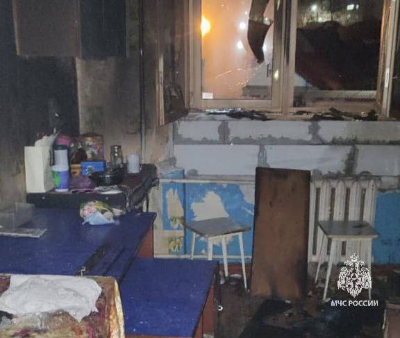 Пожарные спасли 20 человек из горящего дома в Саратове