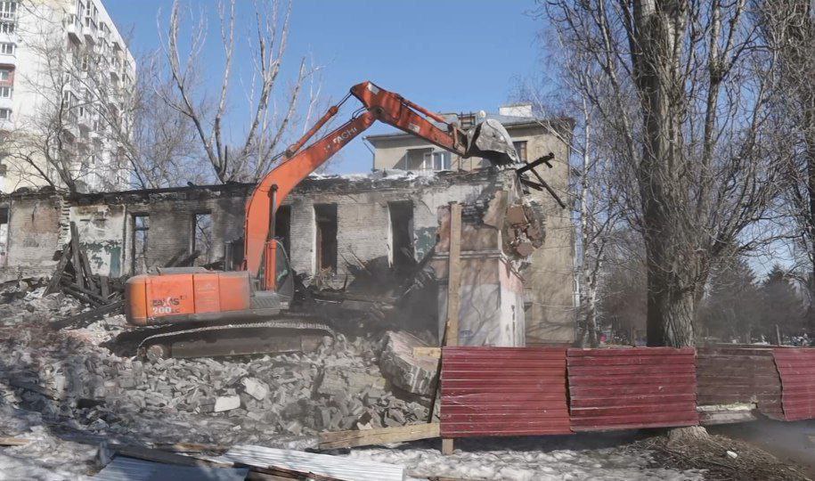 В Саратовской области сносят расселенные аварийные дома