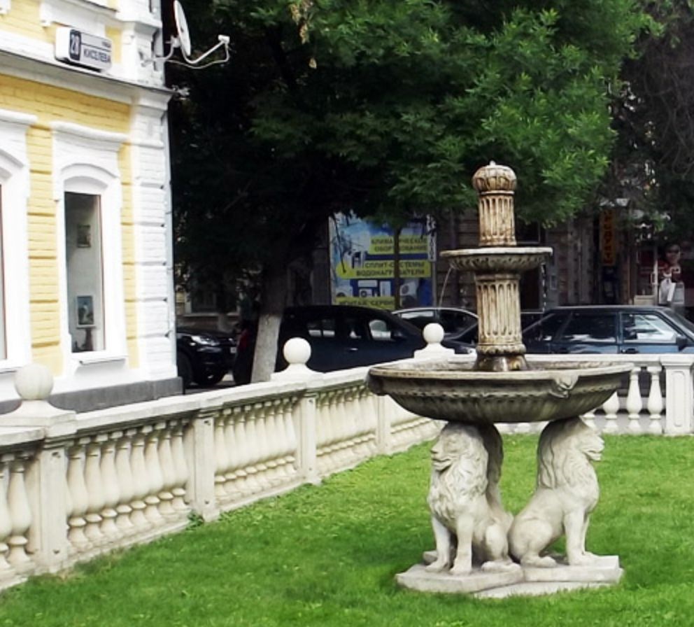 Пьяный вандал разбил фонтан в центре Саратова