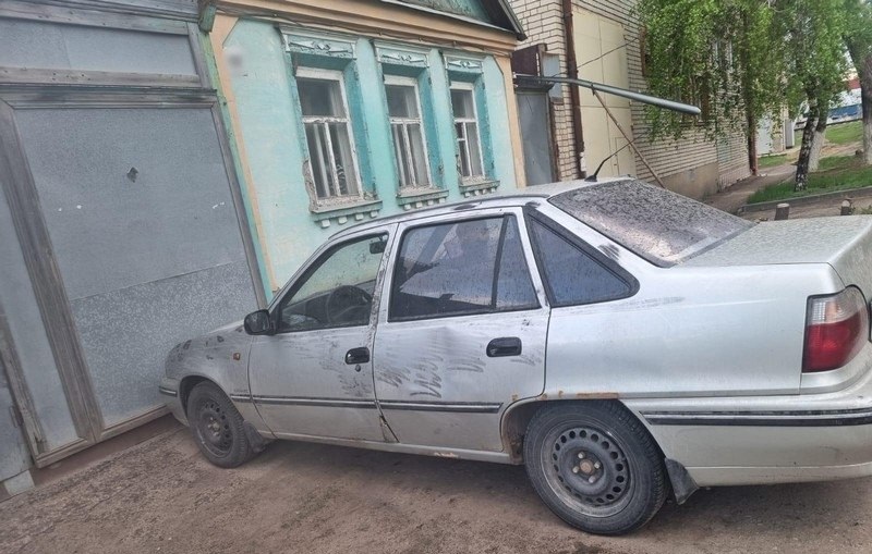 Пьяный житель Новосибирска пытался угнать у саратовца «Дэу Нексия», но врезался в забор