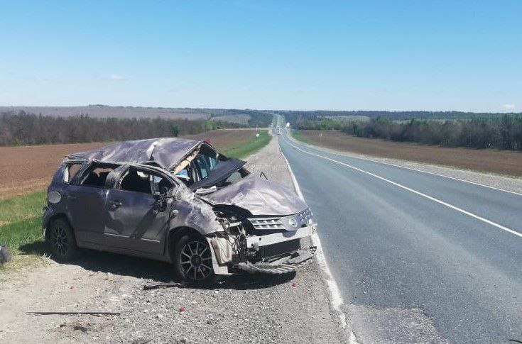 40-летний пассажир Nissan пострадал после опрокидывания автомобиля в Саратовской области