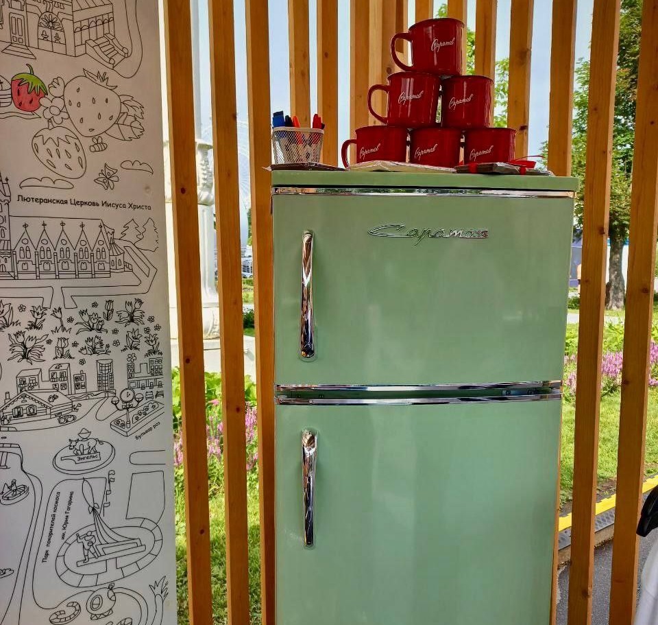 Посетителей ВДНХ впечатлил ретродизайн нового холодильника «Саратов»
