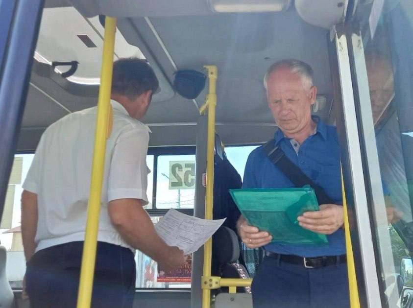 В саратовских автобусах отсутствуют знаки аварийной остановки: сотрудники мэрии провели рейд