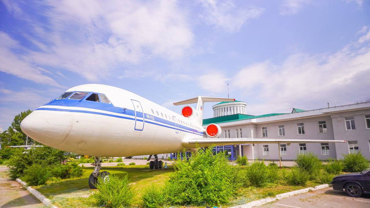 Расположенный у старого саратовского аэропорта самолет ЯК-42 Д станет музеем