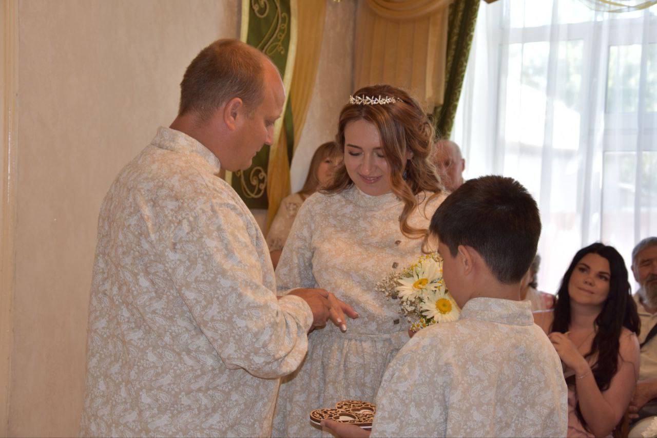 В День семьи, любви и верности в Саратовской области поженились 65 пар