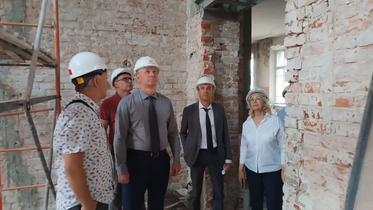 «Работы ведутся в соответствии с планом»: продолжается реконструкция саратовской школы № 2