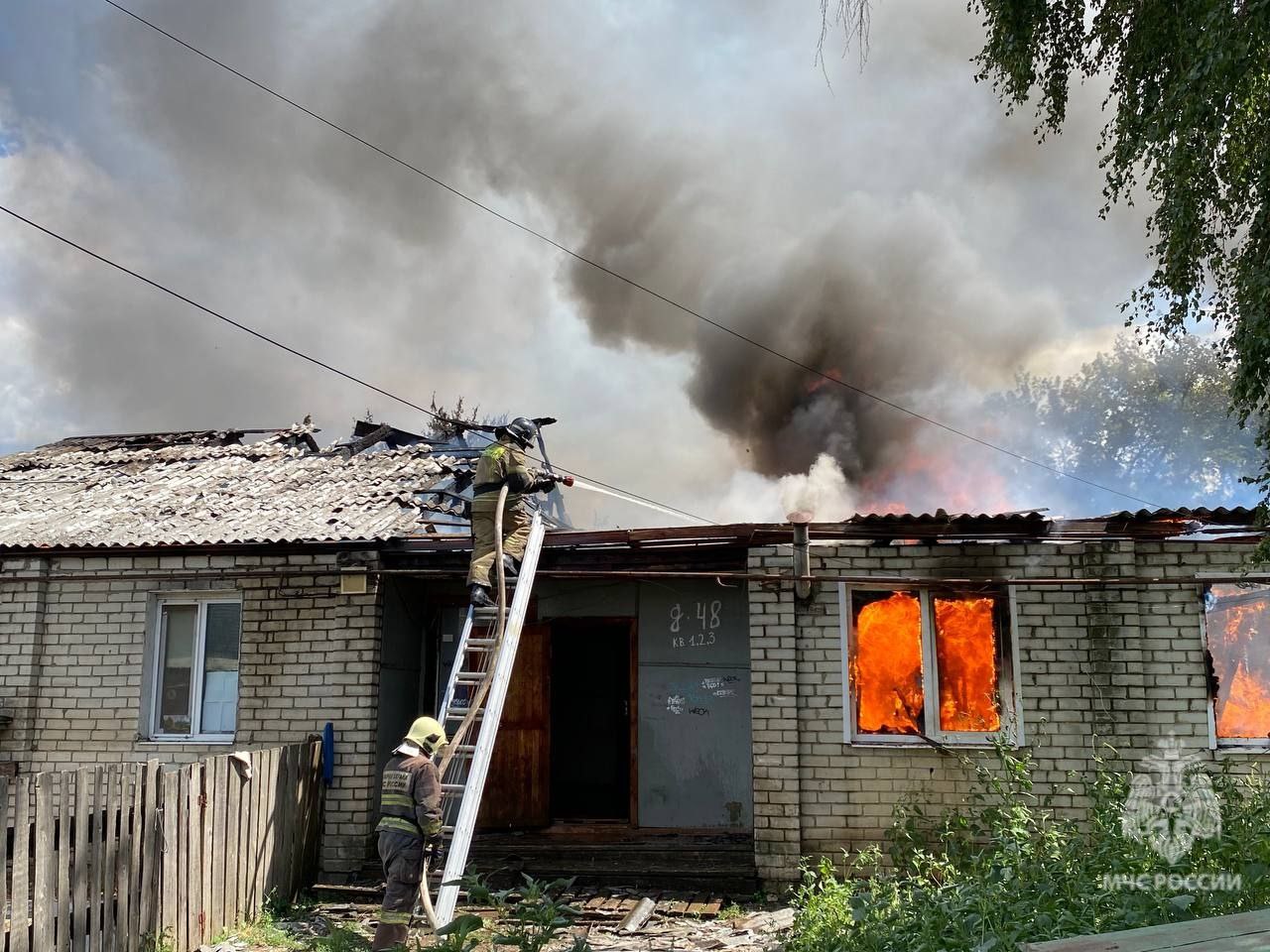 В Энгельсе полыхал многоквартирный дом: жильцам предоставят временное жилье