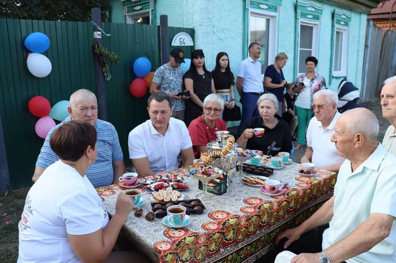 Под Саратовом устроили концертную программу в честь асфальтирования улицы