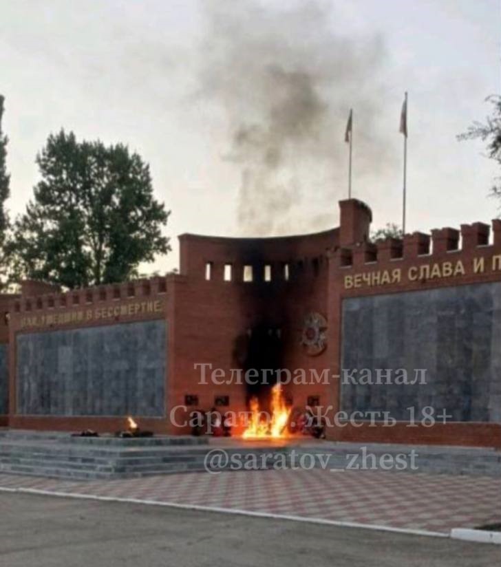 В Саратовской области вандалы подожгли мемориал воинам-освободителям