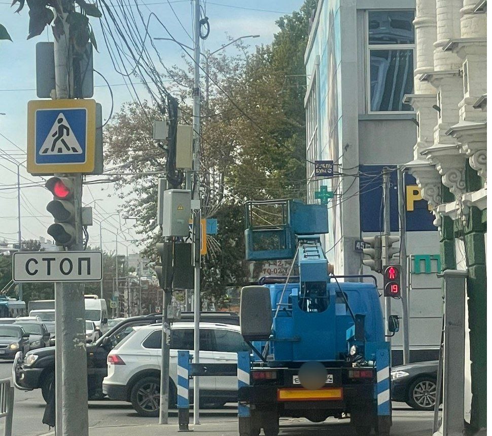 В центре Саратова автобус задел автовышку, в которой находился рабочий