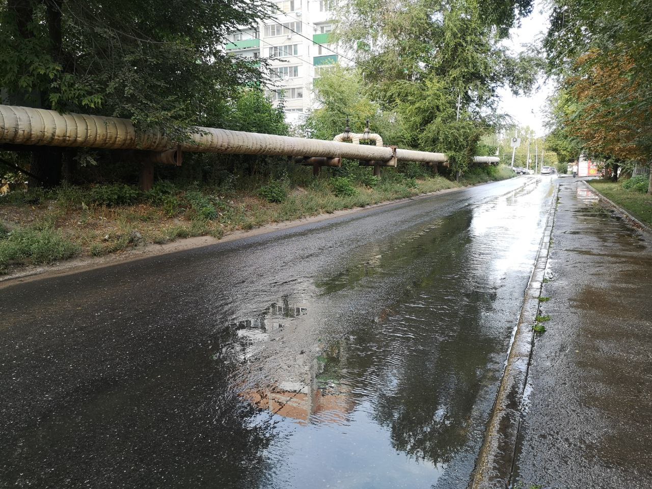 В Саратове на улице Огородной забил гейзер