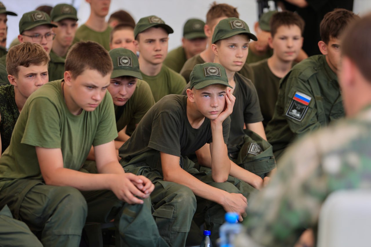 В рамках акции «Служу Отечеству» с представителями молодежи пообщались ветераны спецоперации и военные корреспонденты