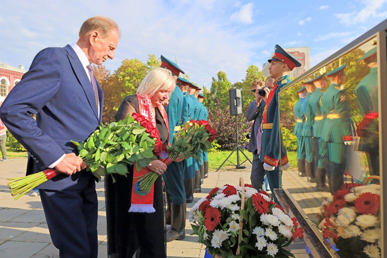 открытие памятной доски аксенову