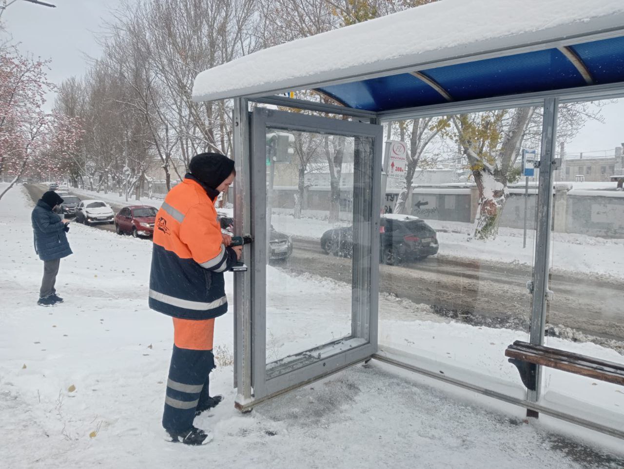 Вандалы разгромили в Саратове две остановки общественного транспорта