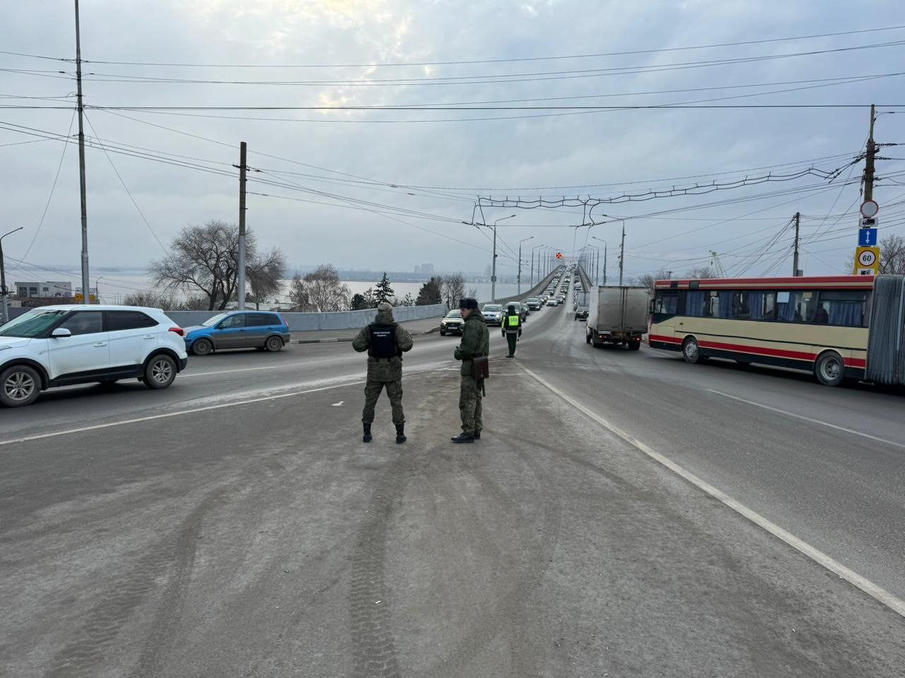 На Славянской площади силовики отлавливали уклонявшихся от воинского учета "новых россиян"