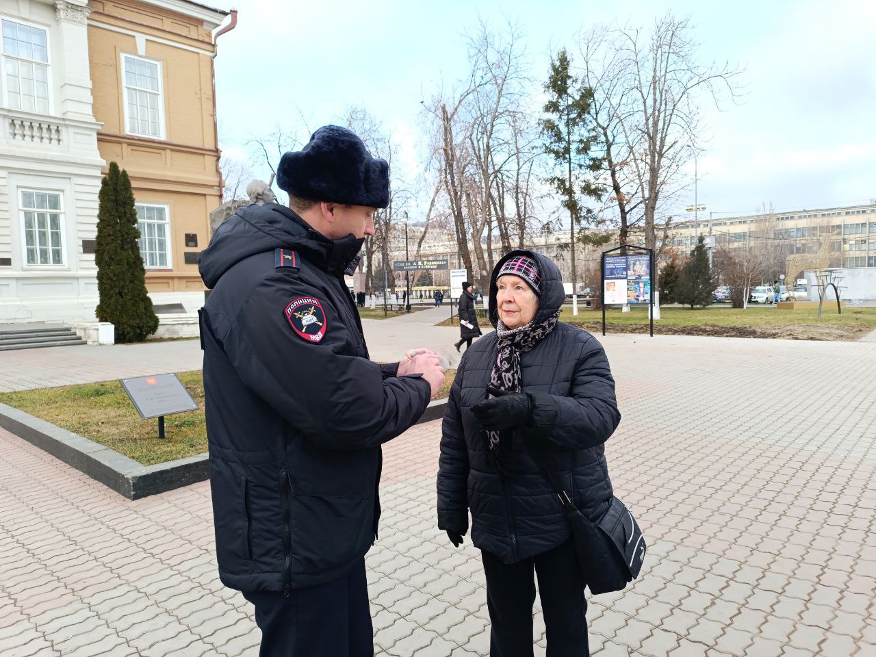 Саратовских пешеходов призывают светиться по вечерам