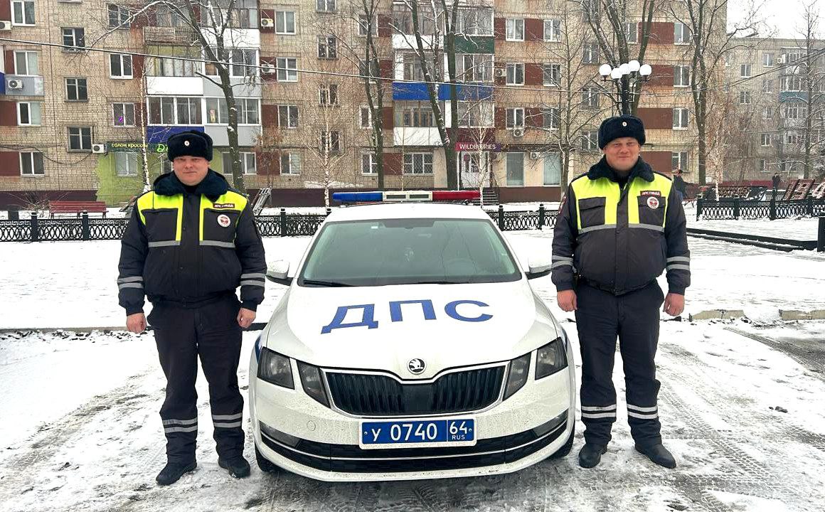 Саратовские полицейские помогли водителю «скорой» вовремя довезти пациентку до больницы