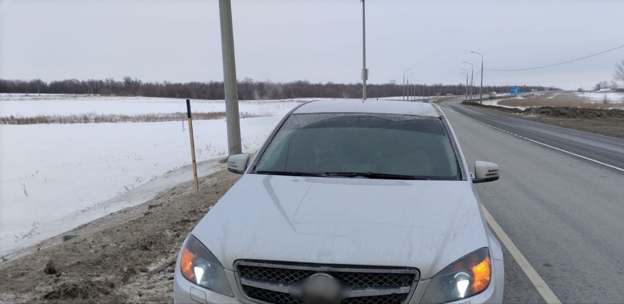 На саратовской трассе поймали двух наркоторговцев на Mercedes