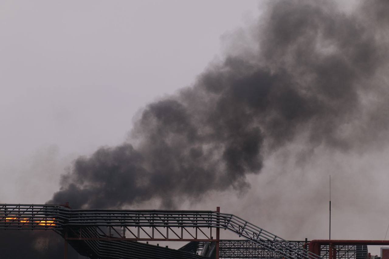 На промпредприятии в Энгельсе локализовали пожар после атаки беспилотников