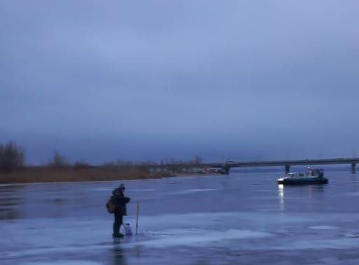 На льду Волги в Саратове и Энгельсе ловили бесстрашных рыбаков