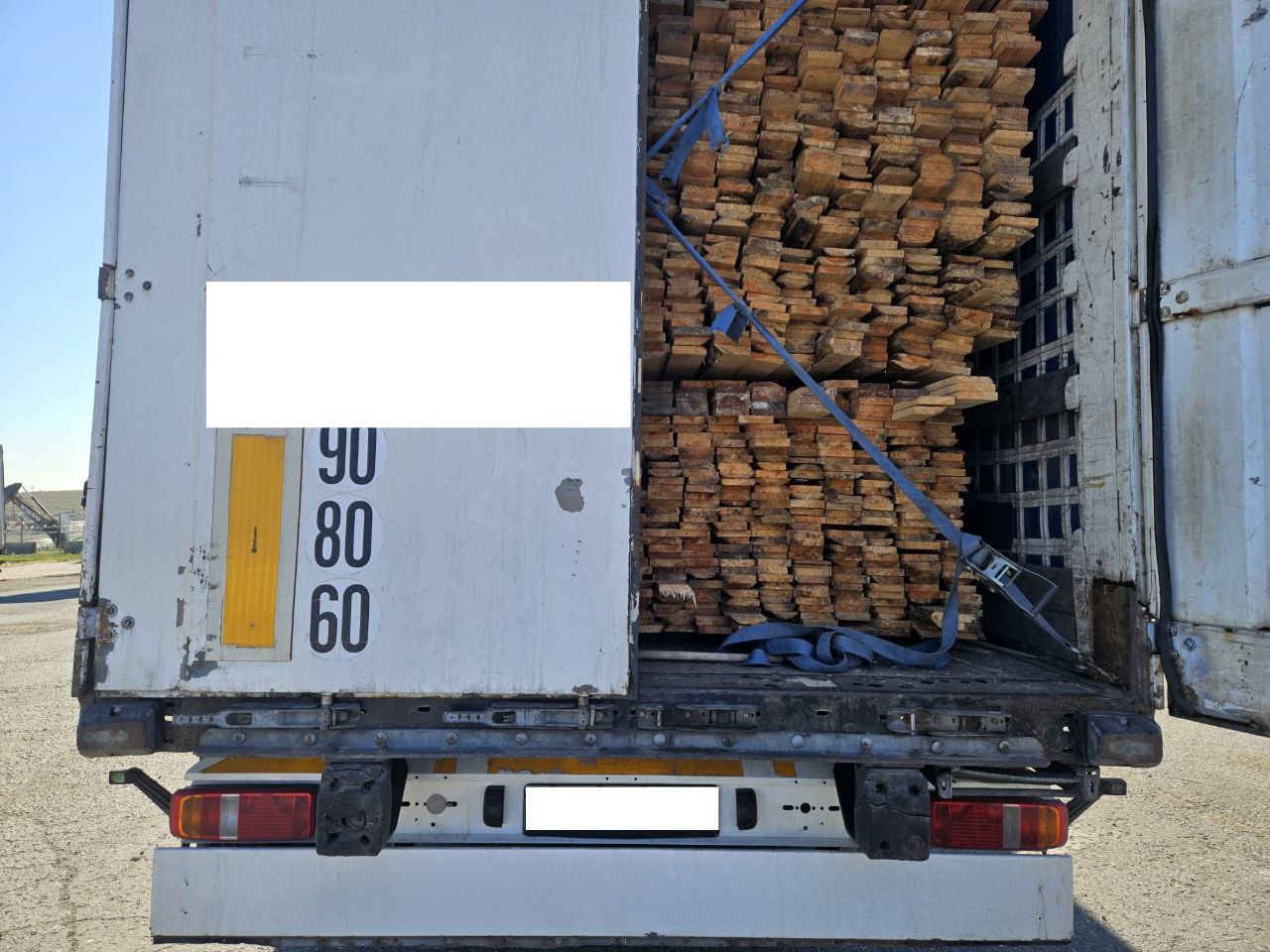 Из Саратовской области не выпустили пиломатериалы и мед из-за нарушений