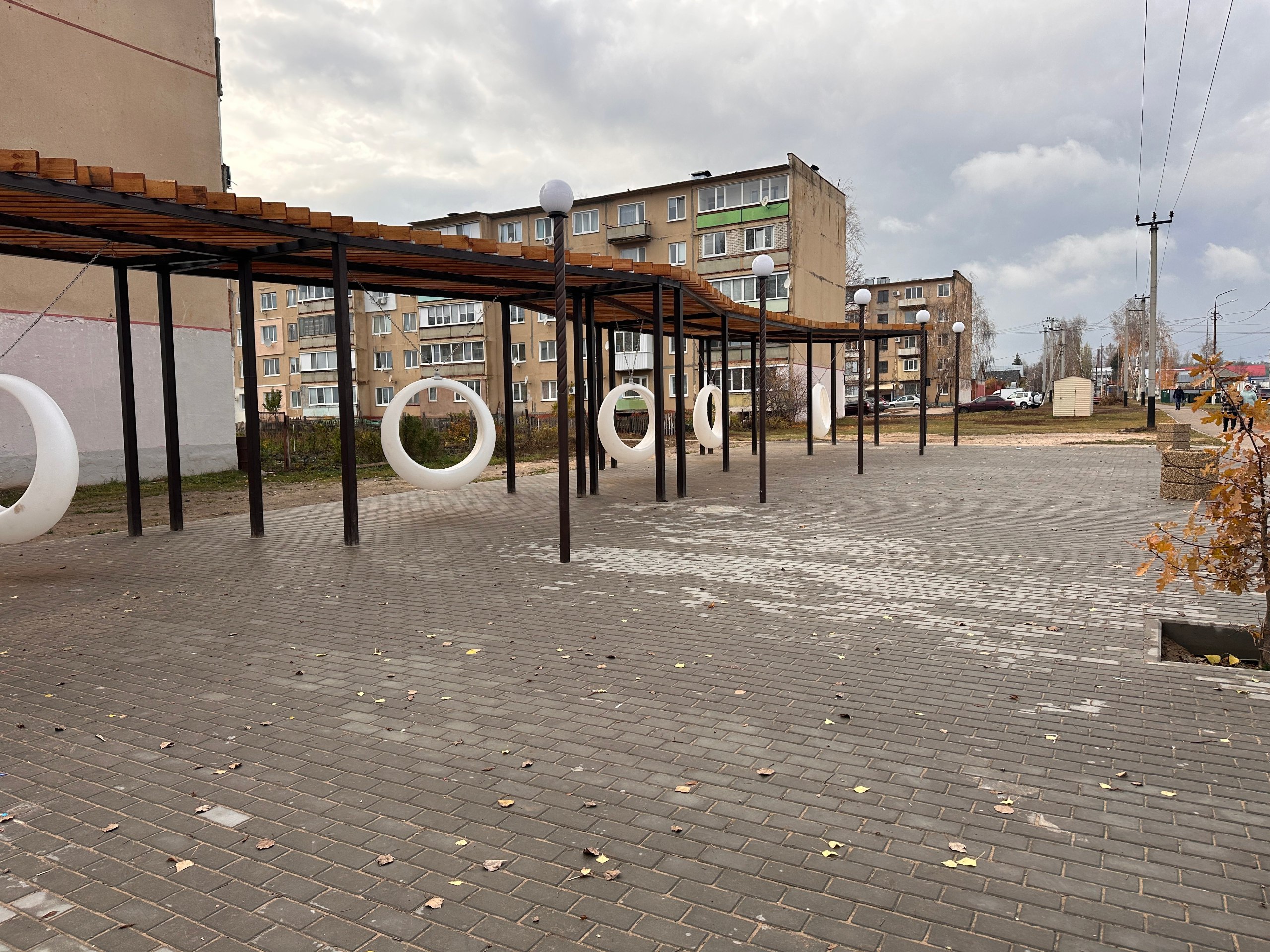 В саратовском райцентре появился арт-бульвар с елочками, качелями и земным шаром