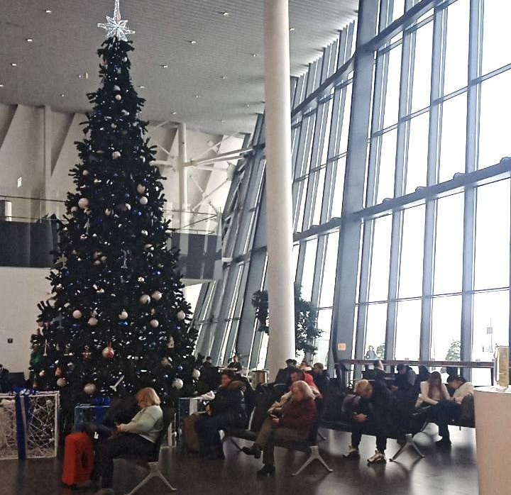 В саратовском аэропорту экстренно приземлились три самолёта из Москвы