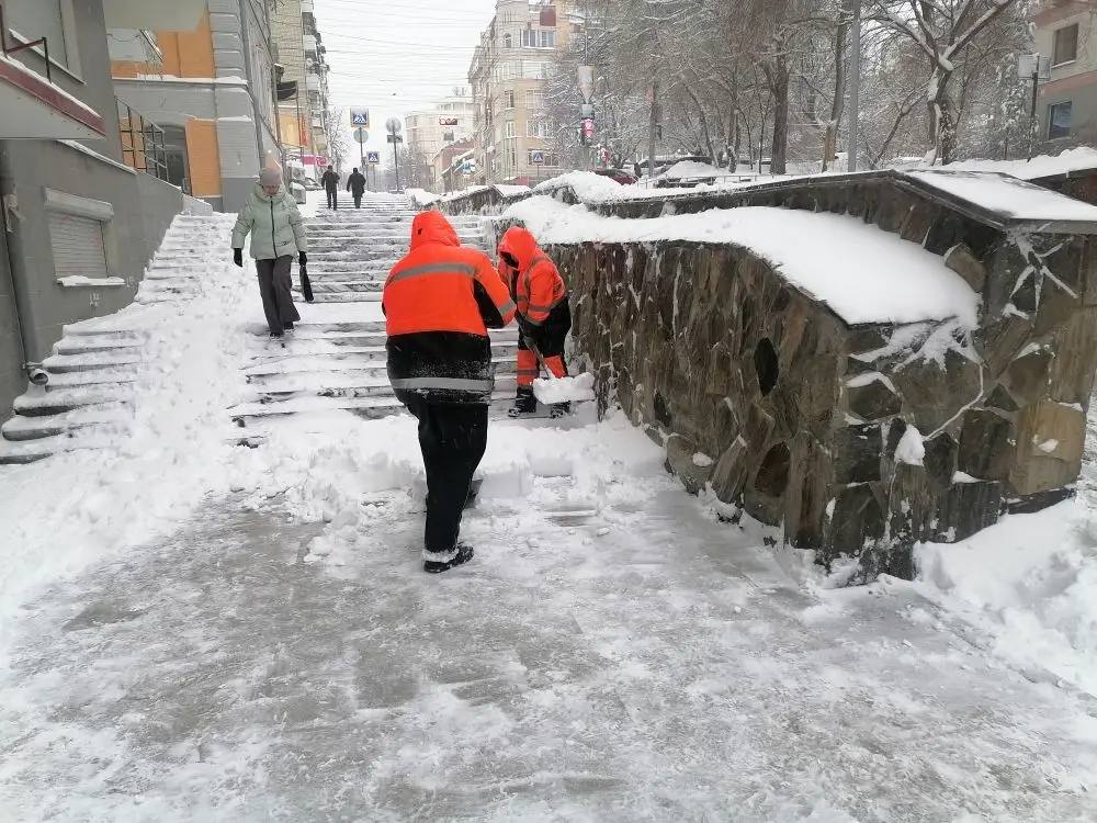 Саратовский чиновник получил выговор из-за неубранной от снега лестницы