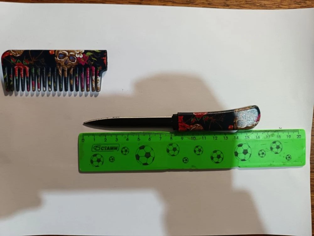 Саратовчанка пришла к приставам со скрытым в расческе ножом