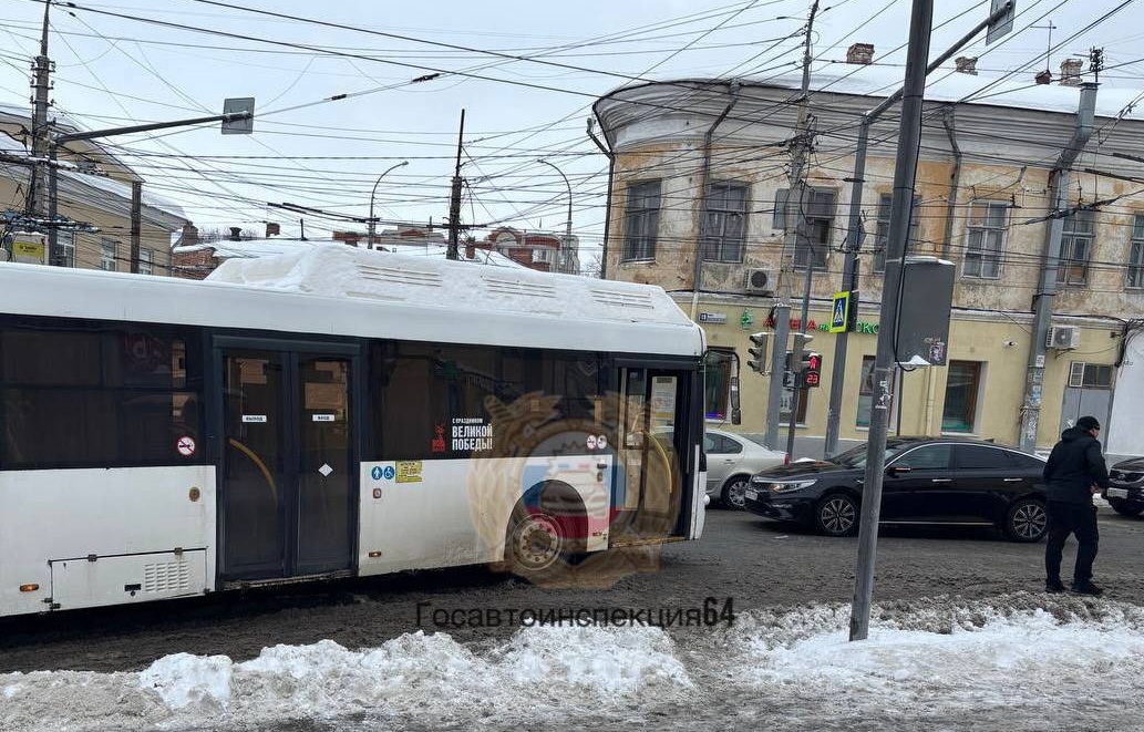 Автобус сбил женщину в центре Саратова Автобус сбил женщину в центре Саратова
