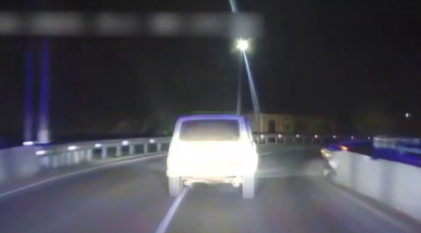 Саратовские полицейские открыли стрельбу по автомобилю с пьяным водителем