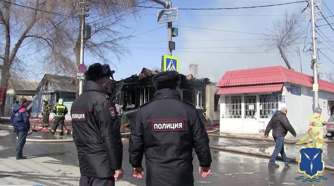 Саратовские полицейские спасли жильцов четырех горящих домов