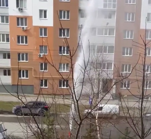 В Саратовском микрорайоне «Солнечный-2» забил фонтан высотой с десятиэтажку