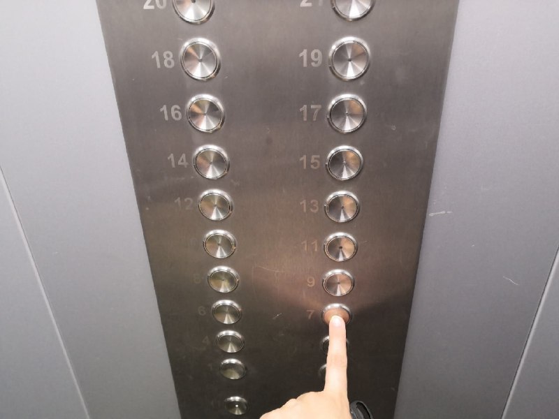 Саратовцам рассказали, кто следит за лифтами в доме