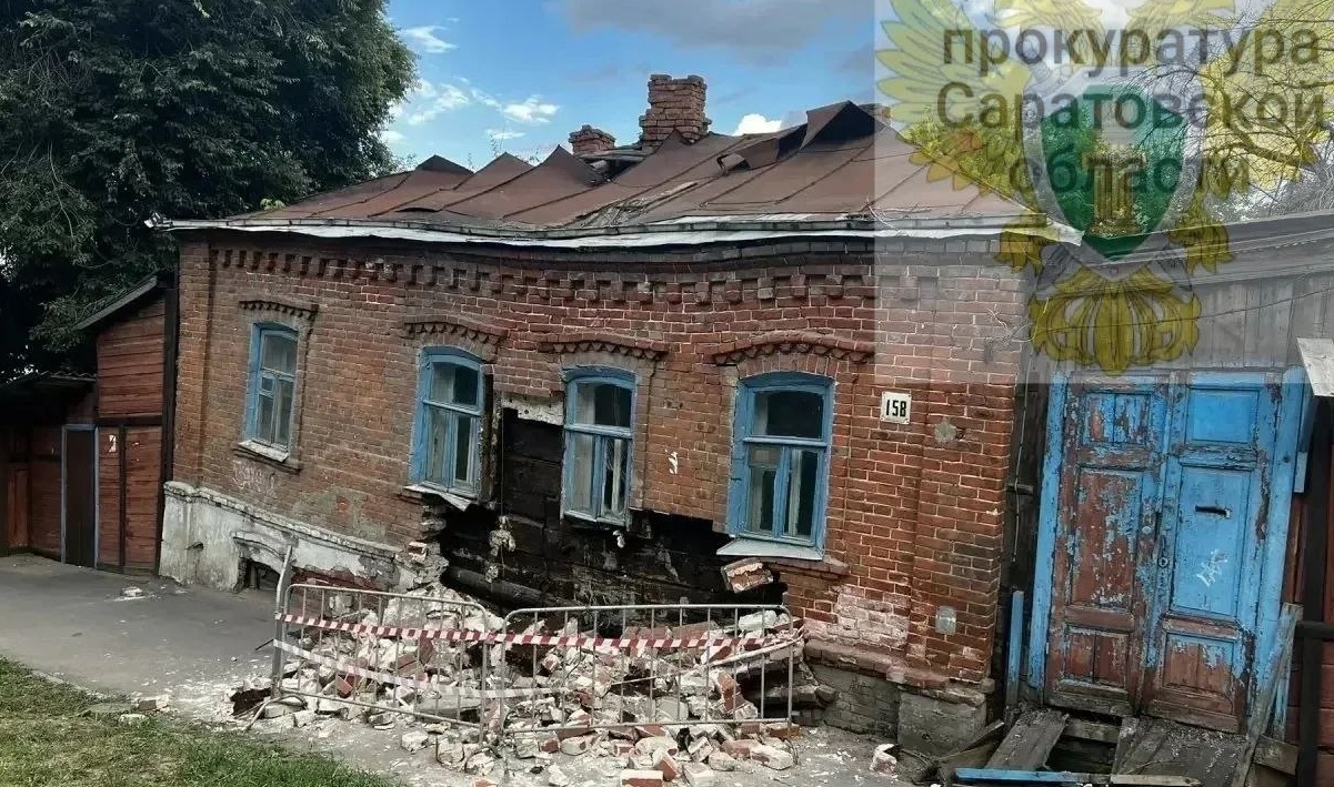Фасад векового дома обрушился в центре Саратова